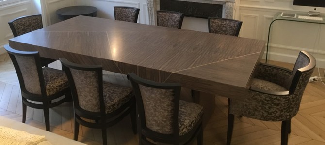 Table de salle à manger réalisée sur mesure en fraké grisé et filet laiton